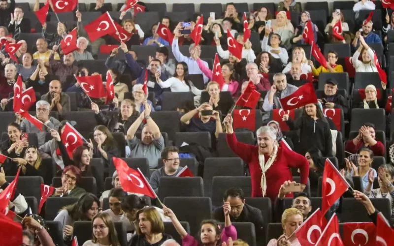 İzmir Karabağlar’da ‘Atatürk’ sergi, söyleşi ve konserle anıldı
